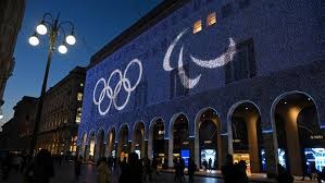 布莱顿球员三笘薰与日本战犯合影引发争议，俱乐部致歉未提菲律宾球迷，引发不满。