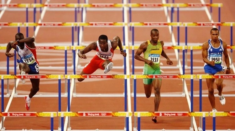 为什么跑垒员在冲过垒包时必须准确踩踏垒包的上表面而非边缘